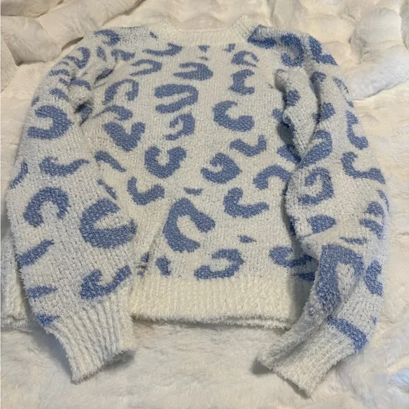 2 Piece White and Blue Fuzzy Lounge Set - Picture 4 of 8